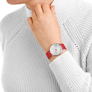 Doppio, Rotes Veganes Traubenleder, 33 mm	, Person mit Armbanduhr am Handgelenk
