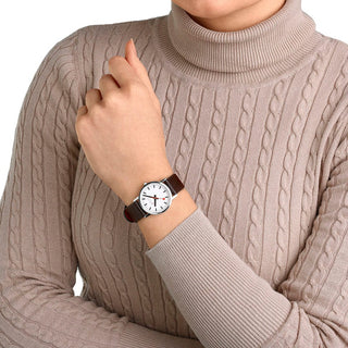 Classic, 30mm, Braunes Veganes Traubenleder Armband, A658.30323.11SBGV, Person mit Armbanduhr am Handgelenk