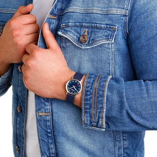 Classic, 36 mm, Tiefseeblaue Uhr, A660.30314.40SBD, Person mit Armbanduhr am Handgelenk