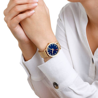 Classic, 36 mm, Tiefseeblaue goldene Edelstahluhr, A660.30314.40SBM, , Person mit Armbanduhr am Handgelenk