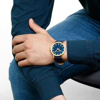 Classic, 40 mm, Tiefseeblaue goldene Uhr, A660.30360.40SBQ, Person mit Armbanduhr am Handgelenk
