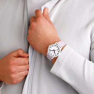 essence, 41 mm, Wildlavendel sustainable Uhr, MS1.41110.LQ1, Person mit Armbanduhr am Handgelenk