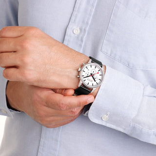 Neo, Schwarzes Veganes Traubenleder, 41 mm	, Person mit Armbanduhr am Handgelenk