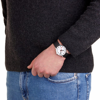 evo2 Automatic, 40 mm, Schwarzes Veganes Traubenleder Uhr, MSE.40610.LBV, Person mit Armbanduhr am Handgelenk