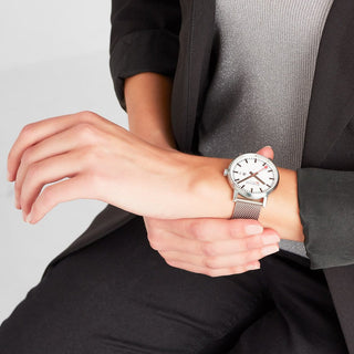 Evo2, 40mm, klassische Edelstahluhr, MSE.40210.SM, Person mit Armbanduhr am Handgelenk