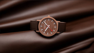 Mondaine launcht essence Mocha in limitierter Edition  Uhren-Ikone in der Farbe des Jahres: Mocha Mousse