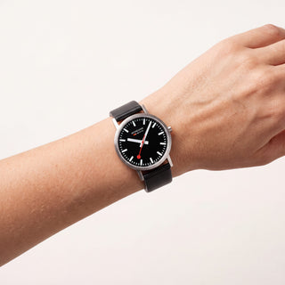 Classic Black Dial, Schwarzes Veganes Traubenleder, 36 mm, am Handgelenk einer Frau getragen