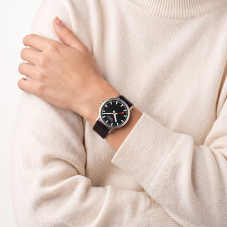 Classic Black Dial, Schwarzes Veganes Traubenleder, 36 mm, getragen mit cremefarbenem Strickpullover