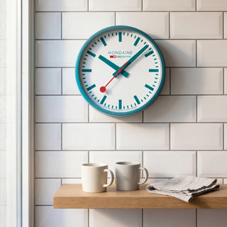 Teal Wall Clock, 25 cm	, Person mit Armbanduhr am Handgelenk