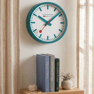 Teal Wall Clock, 25 cm	, Person mit Armbanduhr am Handgelenk