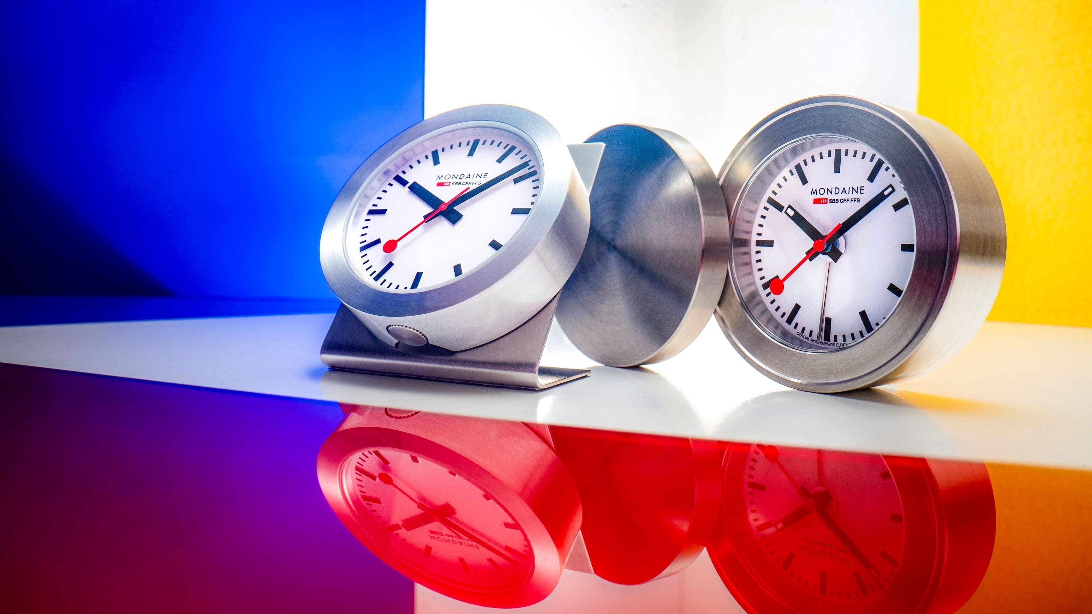 Silberfarbene Magnet-Uhr, cm – Mondaine Europe - Main Image