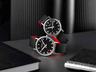 Classic Black Dial 40 mm und 36 mm, Schwarzes Veganes Traubenleder, auf einem Schreibtisch