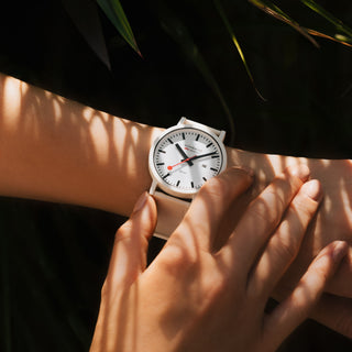 essence Solar, Weiss, 41 mm	, Person mit Armbanduhr am Handgelenk