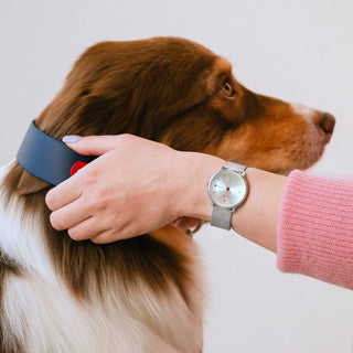 Doppio, Edelstahl, 33 mm	, Person mit Armbanduhr am Handgelenk