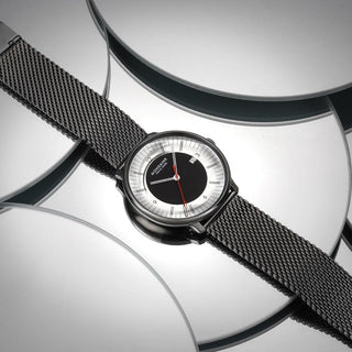 Doppio Mirror Limited Edition, Edelstahl, 41 mm, Uhr auf weißen geometrischen Formen