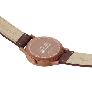 essence Mocha Limited Edition, Braunes Veganes Traubenleder, 41 mm, Ansicht des Gehäusebodens mit Mondaine Gravur