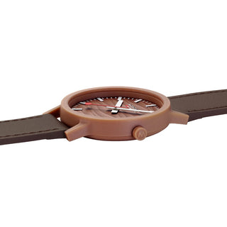 essence Mocha Limited Edition, Braunes Veganes Traubenleder, 41 mm, Detailaufnahme mit Fokus auf das Gehäuse und die Krone