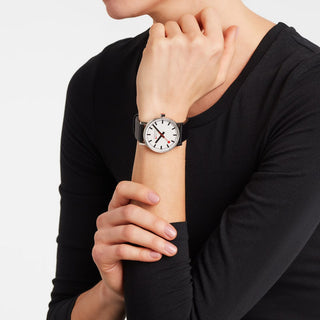 evo2, 40 mm, Schwarzes Veganes Traubenleder Uhr, MSE.40110.LBV, Person mit Armbanduhr am Handgelenk