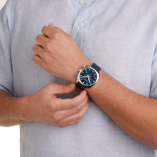 Cushion, 41 mm, Blaue Nachhaltigkeitsuhr, MSL.41440.LD.SET, Person mit Armbanduhr am Handgelenk