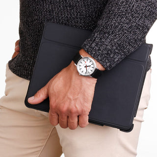Original Automatik, Schwarzes Veganes Trauben Leder, 41 mm	, Person mit Armbanduhr am Handgelenk