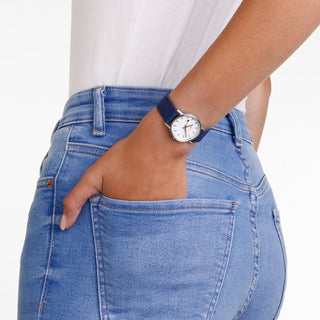 Classic, 30mm, Moderne Ozean-Blaue Uhr, A658.30323.17SBD1, Person mit Armbanduhr am Handgelenk