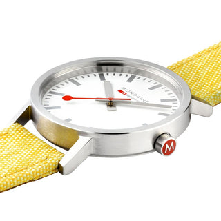 Classic, 30mm, moderne gelbe Uhr, A658.30323.17SBE, , Detailaufnahme mit Fokus auf das Gehäuse und die rote Krone