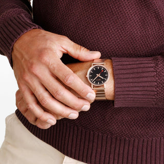 Classic, 36mm, Rose Gold Toned Uhr, A660.30314.16SBR, Person mit Armbanduhr am Handgelenk