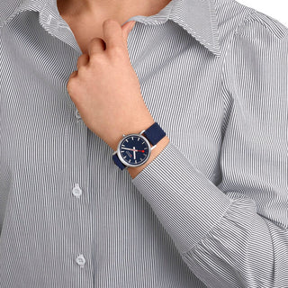 Classic, 36 mm, Tiefseeblaue Uhr, A660.30314.40SBD, Person mit Armbanduhr am Handgelenk