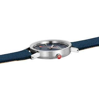 Classic, 36 mm, Tiefseeblaue Uhr, A660.30314.40SBD, Detailansicht der roten Krone und des Textilarmband