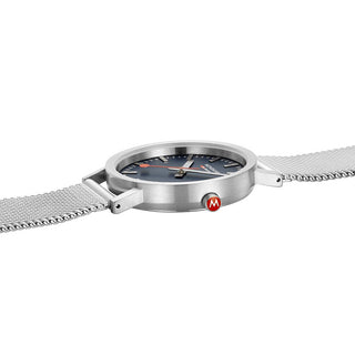 Classic, 36 mm, Tiefseeblaue Edelstahl Uhr, A660.30314.40SBJ, Detailansicht der roten Krone und des Edelstahlarmbands