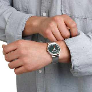 Classic, 36 mm, Waldgrüne Edelstahl Uhr, A660.30314.60SBJ, Person mit Armbanduhr am Handgelenk