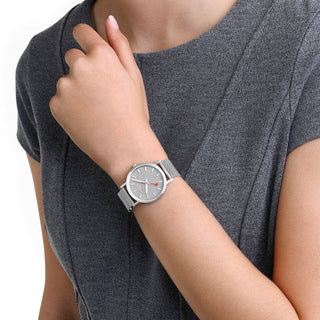 Classic, 36 mm, Good grey Edelstahl Uhr, A660.30314.80SBJ, Person mit Armbanduhr am Handgelenk
