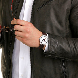 Classic, 40mm, Edelstahl poliert Gehäusematerial und Braunes Veganes Trauben Leder Armband, A660.30360.11SBGV, Person mit Armbanduhr am Handgelenk