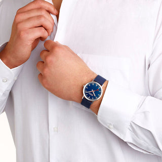 Classic, 40 mm, Tiefseeblaue Uhr, A660.30360.40SBD, Person mit Armbanduhr am Handgelenk