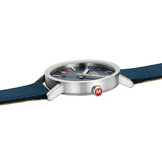 Classic, 40 mm, Tiefseeblaue Uhr, A660.30360.40SBD, Detailansicht der roten Krone und des Textilarmband