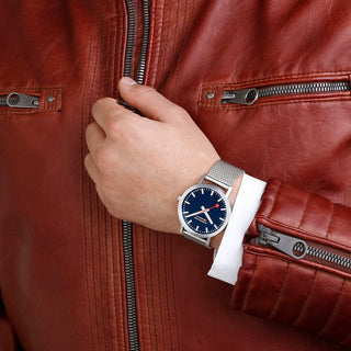 Classic, 40 mm, Tiefseeblaues Edelstahl Uhr, A660.30360.40SBJ, Person mit Armbanduhr am Handgelenk