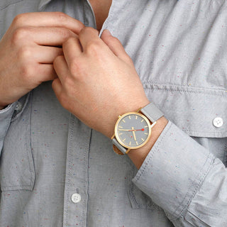 Classic, 40 mm, Good Gray goldene Uhr, A660.30360.80SBU, Person mit Armbanduhr am Handgelenk