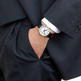 Classic, 36mm, Edelstahl poliertes und Schwarzes Veganes Trauben Leder Armband, A667.30314.11SBBV, Person mit Armbanduhr am Handgelenk