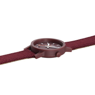essence, 32mm, Kirsch-Rote nachhaltige Uhr, MS1.32130.LC, Detailansicht der roten Krone und des Textilarmband