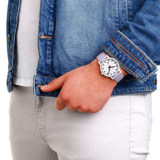 essence, 41 mm, Wildlavendel sustainable Uhr, MS1.41110.LQ1, Person mit Armbanduhr am Handgelenk