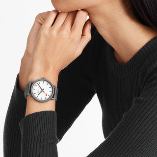 essence, 41mm, nachhaltige Uhr für Damen und Herren, MS1.41110.LU, Person mit Armbanduhr am Handgelenk