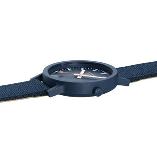 essence, 41mm, Ozean-Blaue nachhaltige Uhr, MS1.41140.LD, Detailansicht der blau Krone und des Textilarmband