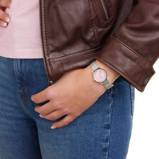 evo2, 26mm, Wild Rose Edelstahl Uhr, MSE.26130.SM, Person mit Armbanduhr am Handgelenk