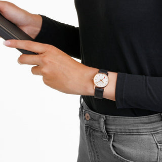 evo2, 30mm, Rose Gold Toned and Black Uhr, MSE.30112.LB, Person mit Armbanduhr am Handgelenk