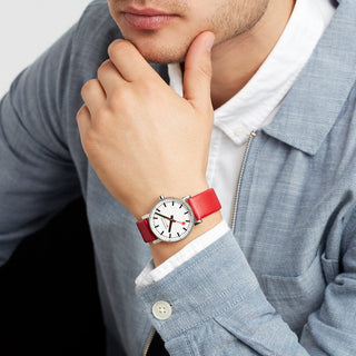 evo2, 35 mm, Rotes Veganes Trauben Leder Uhr, MSE.35110.LCV, Person mit Armbanduhr am Handgelenk