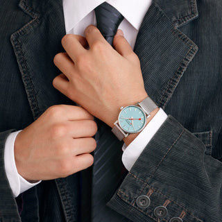 evo2, 35mm, Turquoise Lake Edelstahl Uhr, MSE.35140.SM, Person mit Armbanduhr am Handgelenk