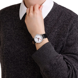 evo2 Automatic, 35 mm, Schwarzes Veganes Trauben Leder Uhr, MSE.35610.LBV, Person mit Armbanduhr am Handgelenk
