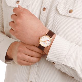 evo2, 40mm, Goldenes Veganes Trauben Leder Uhr, MSE.40112.LGV, Person mit Armbanduhr am Handgelenk
