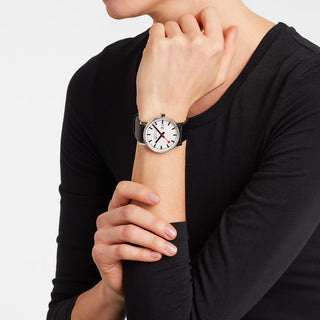 evo2, 40 mm, Schwarzes Veganes Trauben Leder Uhr, MSE.40210.LBV, Person mit Armbanduhr am Handgelenk