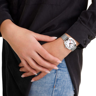 Cushion, 31 mm, Edelstahl, MSL.31110.SM, Person mit Armbanduhr am Handgelenk